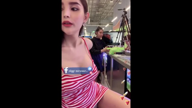 Тайская девушка встряхнула своими дойками перед видео камерой