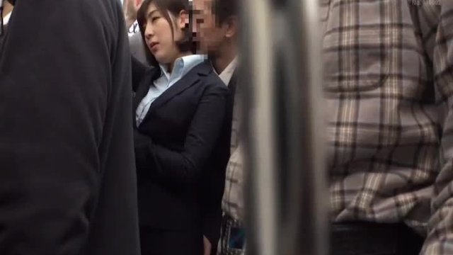 Японка в автобусе не стала отказываться от резвого секса в дырку