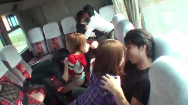 Японки устроили оргию в автобусе получая сочный оргазм от ебли